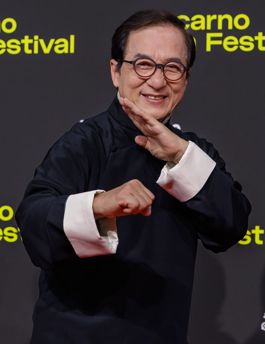 成龍1999年記者會承認婚外關係,吳綺莉其後產下吳卓林